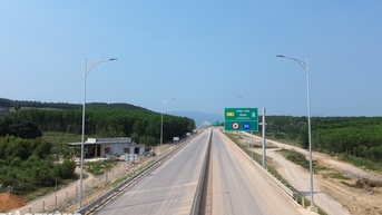 Ngắm cao tốc Bắc - Nam qua Quảng Bình sau 2 năm thi công