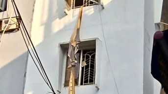 Cháy nhà 5 tầng ở TPHCM, người dân phá cửa đu rèm qua nhà hàng xóm