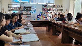 교사 양성 대학에서는 모든 전공에서 문학 시험을 요구합니다.