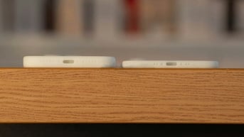 Lộ ảnh mô hình iPhone 17 Air mỏng ấn tượng bên cạnh iPhone 17 Pro