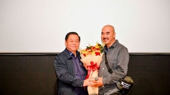 Mặt trời trong bóng tối"