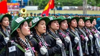 Nữ chiến sĩ "đội nắng" luyện tập trên thao trường trong lễ hợp luyện diễu binh 30/4