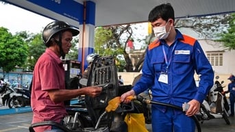 Giá xăng tiếp đà tăng, RON 95 vọt lên sát 20.500 đồng/lít