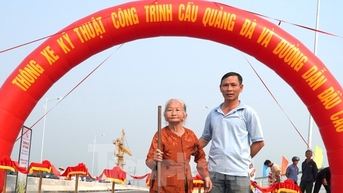 Con trai dẫn mẹ gần 90 tuổi đi ngắm cầu nối đôi bờ Quảng Nam