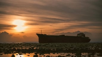 Con tàu mắc cạn ở biển Ninh Thuận thành điểm check in siêu hot