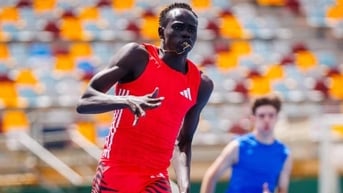 Điều đặc biệt trong màn nước rút của VĐV 17 tuổi, sánh ngang Usain Bolt