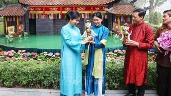 Phu nhân Tổng Bí thư cùng Phu nhân Thủ tướng Singapore xem múa rối nước