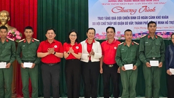 Trao cờ Tổ quốc, tặng quà cho cựu chiến binh, học sinh nghèo