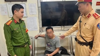 CSGT khống chế đối tượng nghi 'ngáo đá' hành hung người đi đường ở Hà Nội