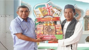 Kiên Giang: Thăm, tặng quà đồng bào Chăm dịp kết thúc tháng chay Ramada và tết Roya Haji