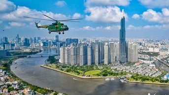 Dàn tiêm kích, trực thăng bay lượn nhiều vòng trên bầu trời TPHCM