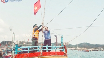 Đồn Biên phòng Thanh Lân phối hợp tặng cờ Tổ quốc, áo phao cho ngư dân huyện đảo Cô Tô