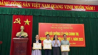 Phú Ninh bồi dưỡng lý luận chính trị cho 37 đảng viên mới