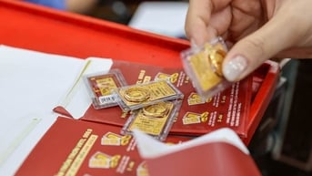Giá vàng lập đỉnh cao mọi thời đại, trụ vững trên 100 triệu đồng/lượng