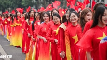 Hơn 1.000 phụ nữ diễu hành áo dài và xếp hình bản đồ Việt Nam tại Hà Nội