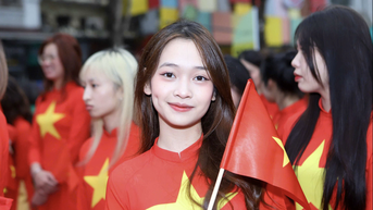 Hơn 1.000 phụ nữ mặc áo dài diễu hành, xếp hình bản đồ Việt Nam tại Hồ Gươm