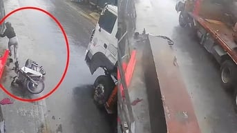 Khối gỗ 'khủng' lao từ ô tô xuống đường, cô gái vứt xe máy chạy thoát thân