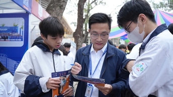 Đối thoại tư vấn hướng nghiệp 2025: “Gỡ rối” trước kỳ thi THPT
