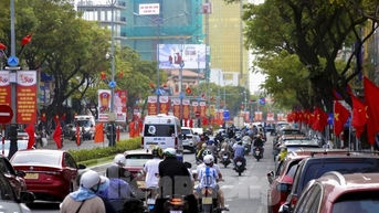 Đường phố Đà Nẵng rực sắc cờ trong ngày kỷ niệm 50 năm giải phóng thành phố