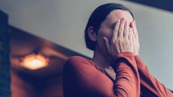 Cô giáo bị đuổi việc vì câu nói đùa và động tác "tưởng vô hại" với học sinh