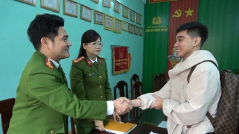 Bất ngờ nhận được 200 triệu, chàng trai báo ngay công an