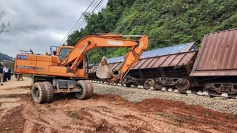 Thông tuyến đường sắt Bắc-Nam sau sự cố tàu hàng va chạm với xe tải ở Hà Tĩnh