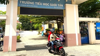 Kêu gọi 'đóng góp tùy tâm' nhưng 'chốt' mỗi học sinh 100.000 đồng để đổ bê tông ngoài cổng trường?