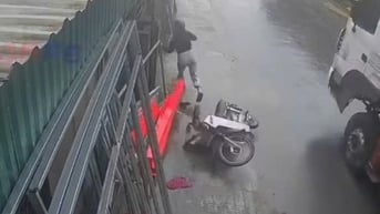 Cô gái thoát nạn trong gang tấc nhờ nhanh trí vứt xe máy bỏ chạy
