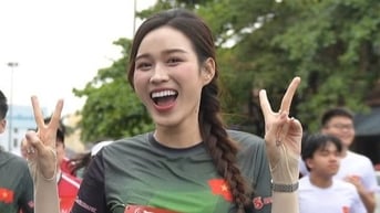 Hoa hậu Đỗ Thị Hà chạy trong cơn mưa và cái lạnh ở Quảng Trị