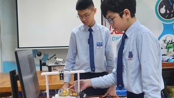 Học sinh phổ thông ứng dụng AI sáng chế dây chuyền phân loại rác