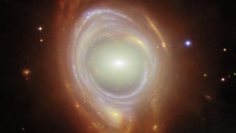 Kính viễn vọng James Webb chụp được cảnh hai thiên hà tạo ra 'vòng Einstein' tuyệt đẹp