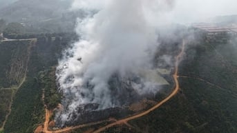 Đang cháy bãi rác ở Lâm Đồng, khói ngút trời khiến hàng ngàn người dân lo sợ
