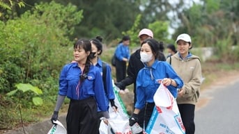Hàng trăm thanh niên chung tay dọn rác bán đảo Sơn Trà