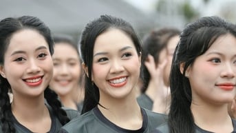 Thí sinh Hoa hậu Việt Nam rạng ngời trên đường chạy Tiền Phong Marathon ở Quảng Trị