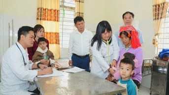 Các bác sĩ chuyên khoa hàng đầu khám bệnh miễn phí cho 1.000 người dân