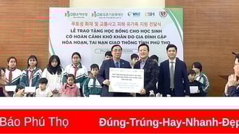 Trao 19 suất học bổng cho học sinh hoàn cảnh khó khăn do gia đình gặp tai nạn