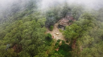 Mây mù bao phủ khu di tích danh thắng ở Hải Dương có lưng tựa núi, trước mặt là sông