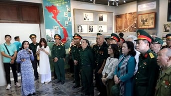 Đoàn đại biểu tỉnh Hải Dương dâng hương Chủ tịch Hồ Chí Minh và thăm Dinh Độc Lập