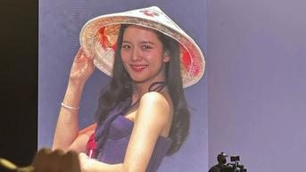 Jisoo đội nón lá, tự giới thiệu bằng tiếng Việt tại buổi họp fan ở Hà Nội