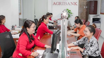 Lãi suất ngân hàng tiếp tục giảm, hỗ trợ khách hàng vay vốn