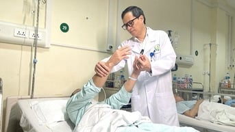 Lần đầu tiên tại Việt Nam phẫu thuật nội soi trên cung mày cắt bỏ khối u tầng trước nền sọ