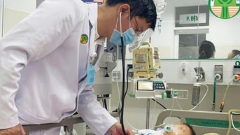 Bé trai 6 tuổi bị điện giật nguy kịch do vô tình chạm tay vào bàn inox
