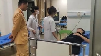 Ô tô dừng bất thường trên cao tốc, CSGT kịp thời đưa tài xế khó thở đi cấp cứu