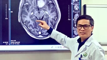 Lần đầu tiên tại Việt Nam: Cắt bỏ khối u não qua vết mổ nội soi trên cung mày