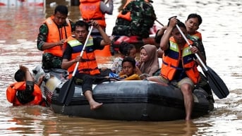 Mưa lớn gây ngập sâu đến 3 m ở thủ đô Indonesia, hàng ngàn người sơ tán