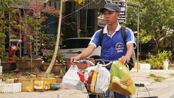 Xúc động hình ảnh cậu học trò Đất Mũi lượm ve chai trên đường đến trường