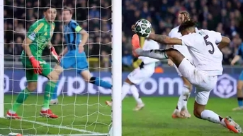 Pha cứu thua vô cùng khó tin, CĐV khen ngợi không ngớt ở Champions League