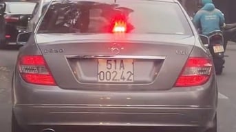 Xác minh ô tô hiệu Mercedes bật đèn giống đèn ưu tiên