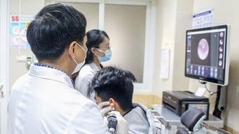 Người lớn cũng viêm tai giữa, coi chừng biến chứng viêm màng não