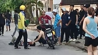 Người dân ập vào khống chế đối tượng đâm người ở Thủ Đức